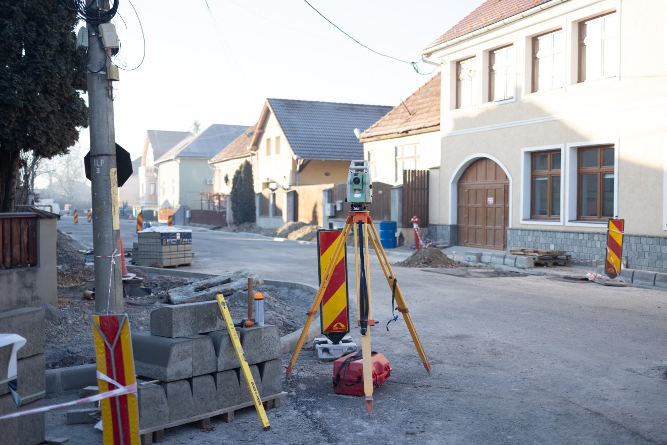 Nyoma sincs a sárnak. Leterítették az első réteg aszfaltot