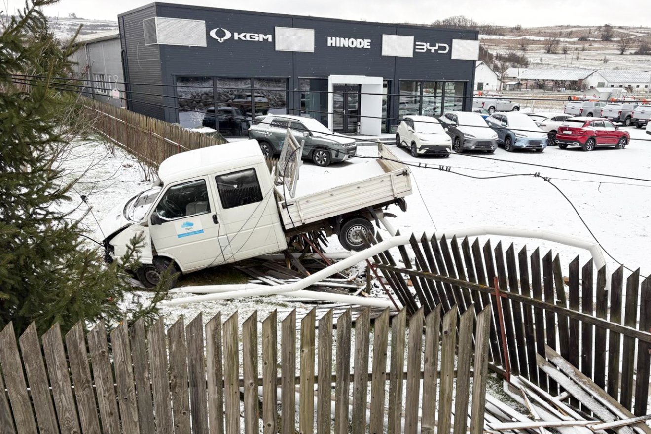 Volt, aki a telek felett átreoülve ütött ki egy kerítést