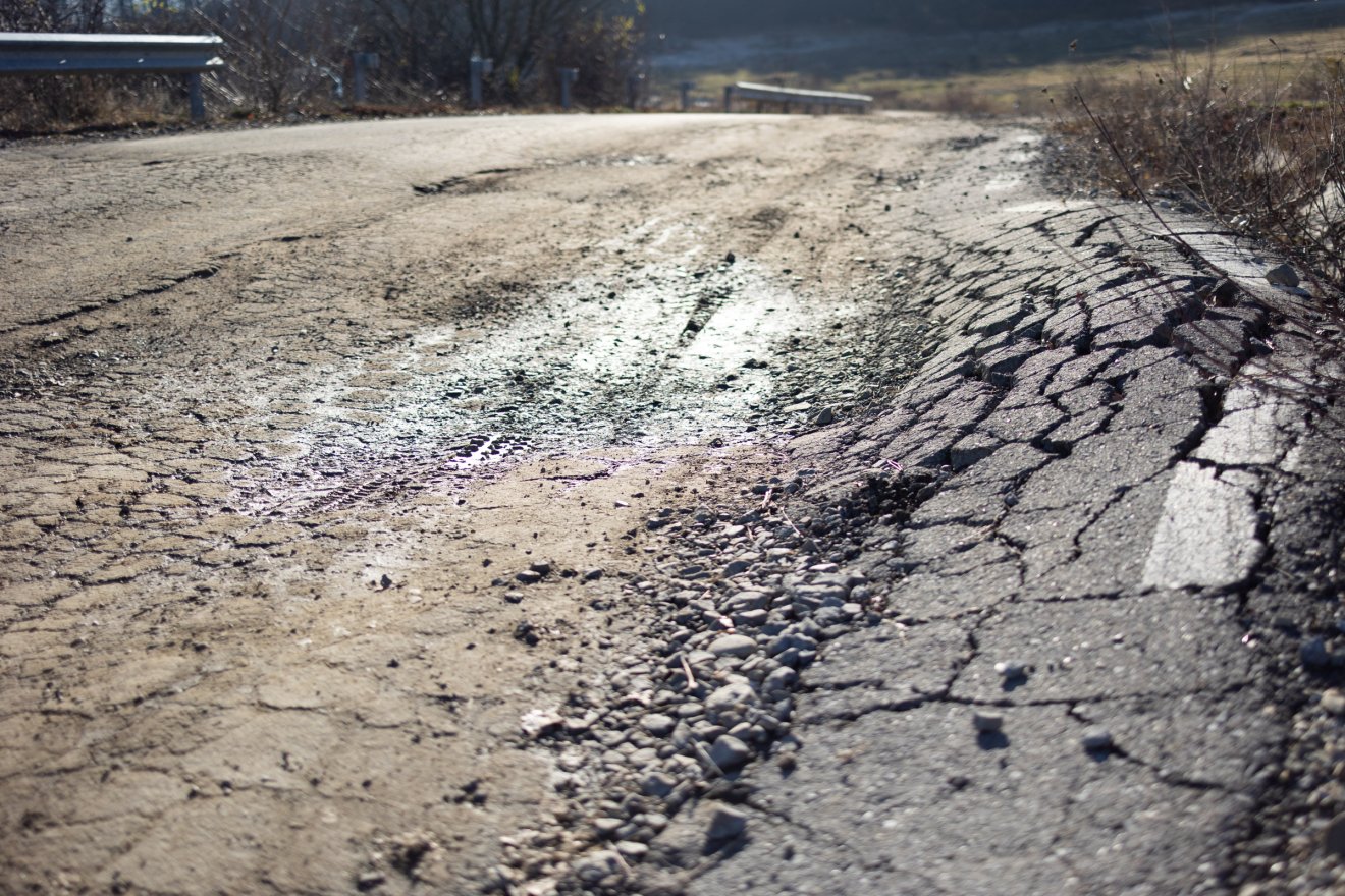 Egyre csak mélyülnek az útsüllyedések