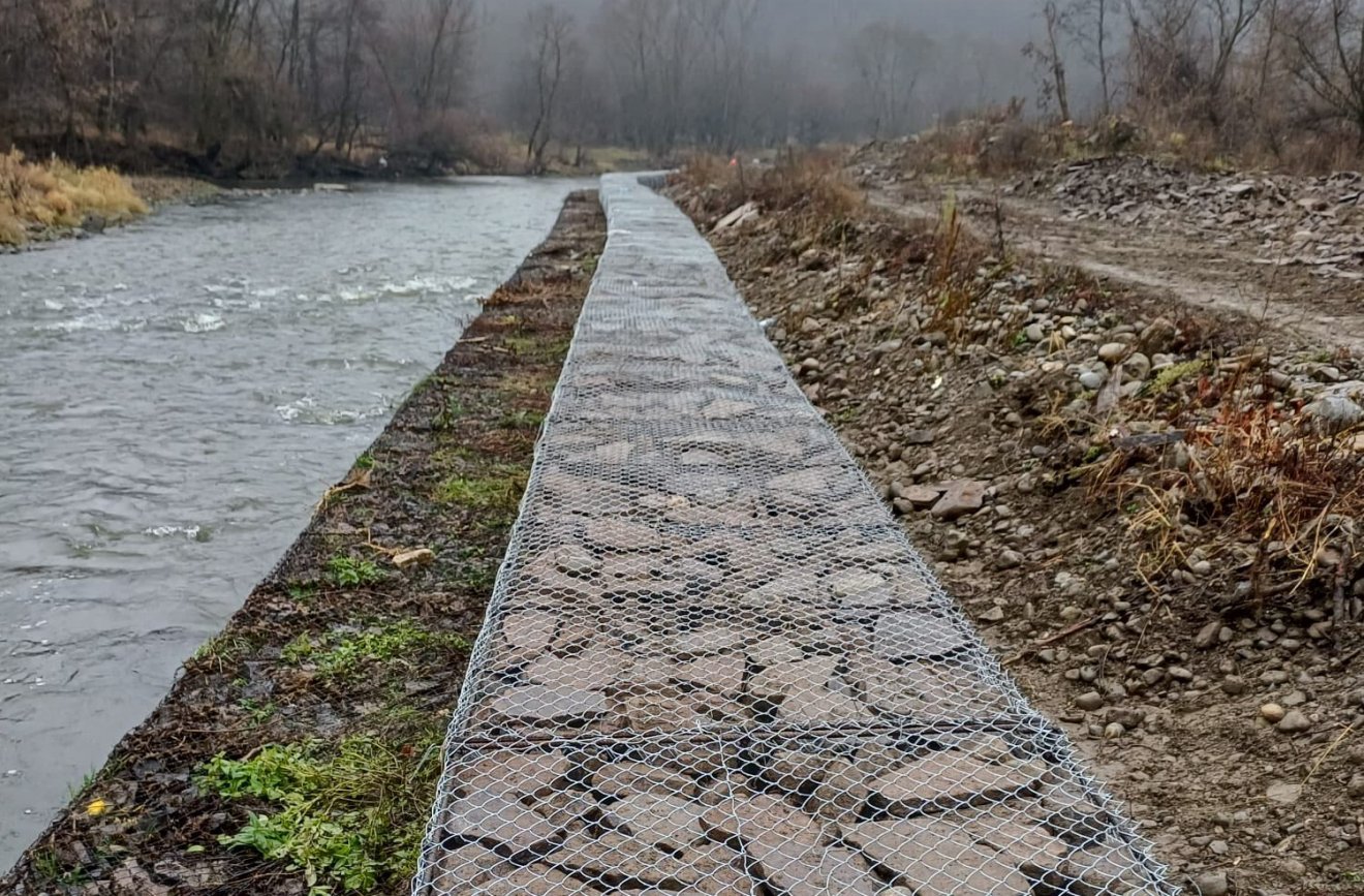 Gabion-támfalakkal erősítették meg a partot