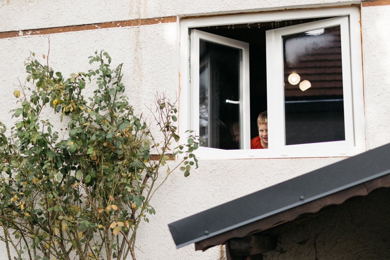 Volt, aki az ablakból kukucskálva várta az ajándékokat