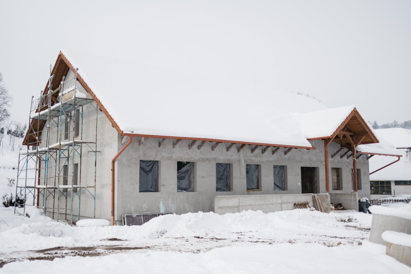 A falak állnak elkezdődhettek a benti szerelések