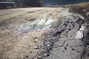 Mélyülő útsüllyedések Kobátfalva és Firtosmartonos között