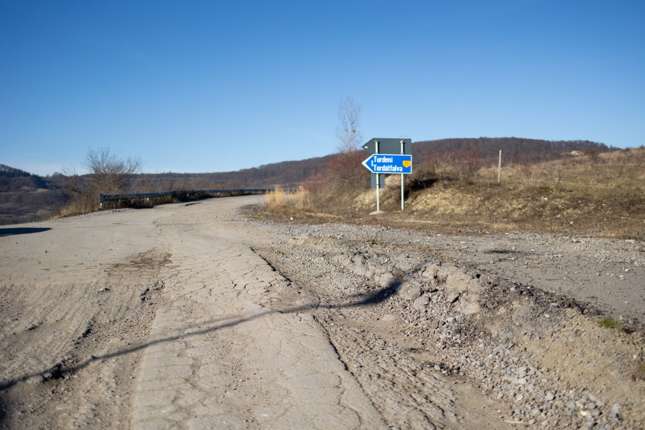 Mélyülő útsüllyedések Kobátfalva és Firtosmartonos között