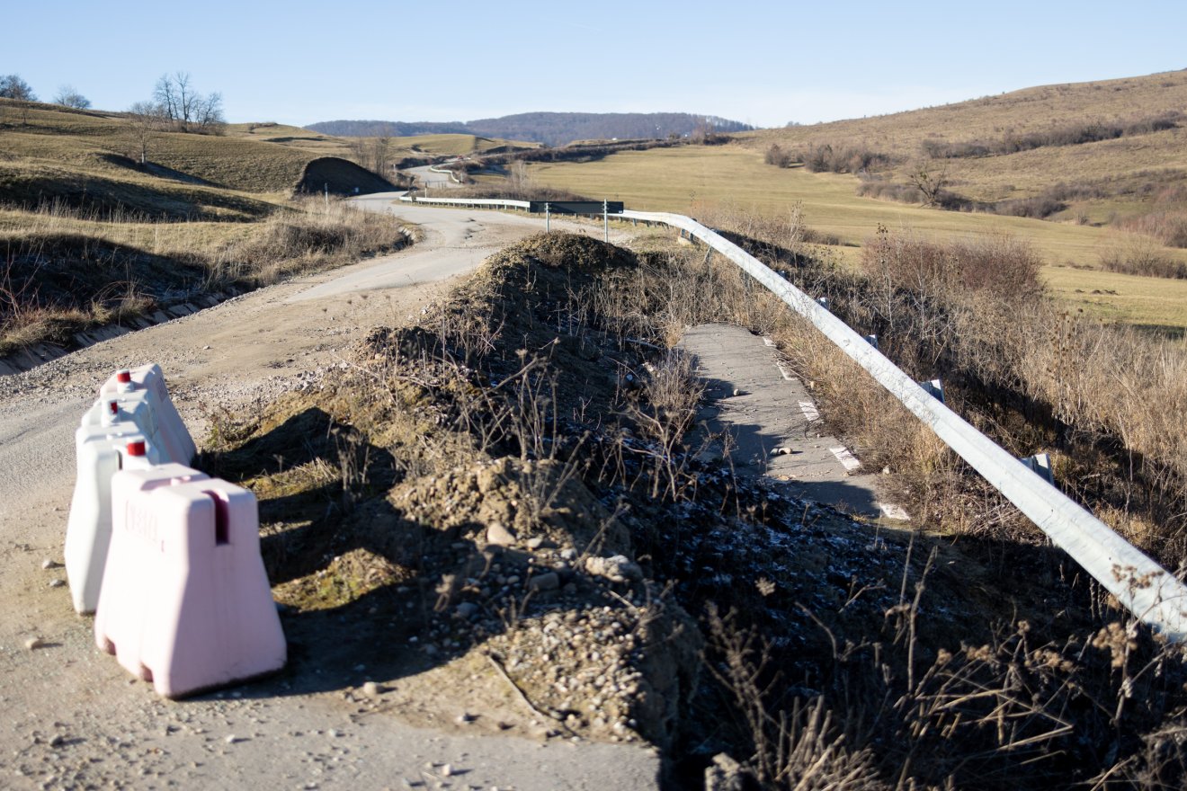 Mélyülő útsüllyedések Kobátfalva és Firtosmartonos között