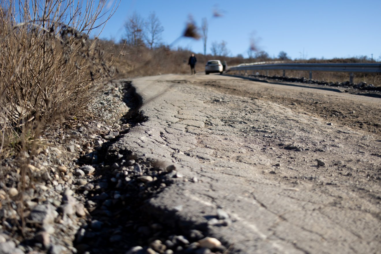 Mélyülő útsüllyedések Kobátfalva és Firtosmartonos között