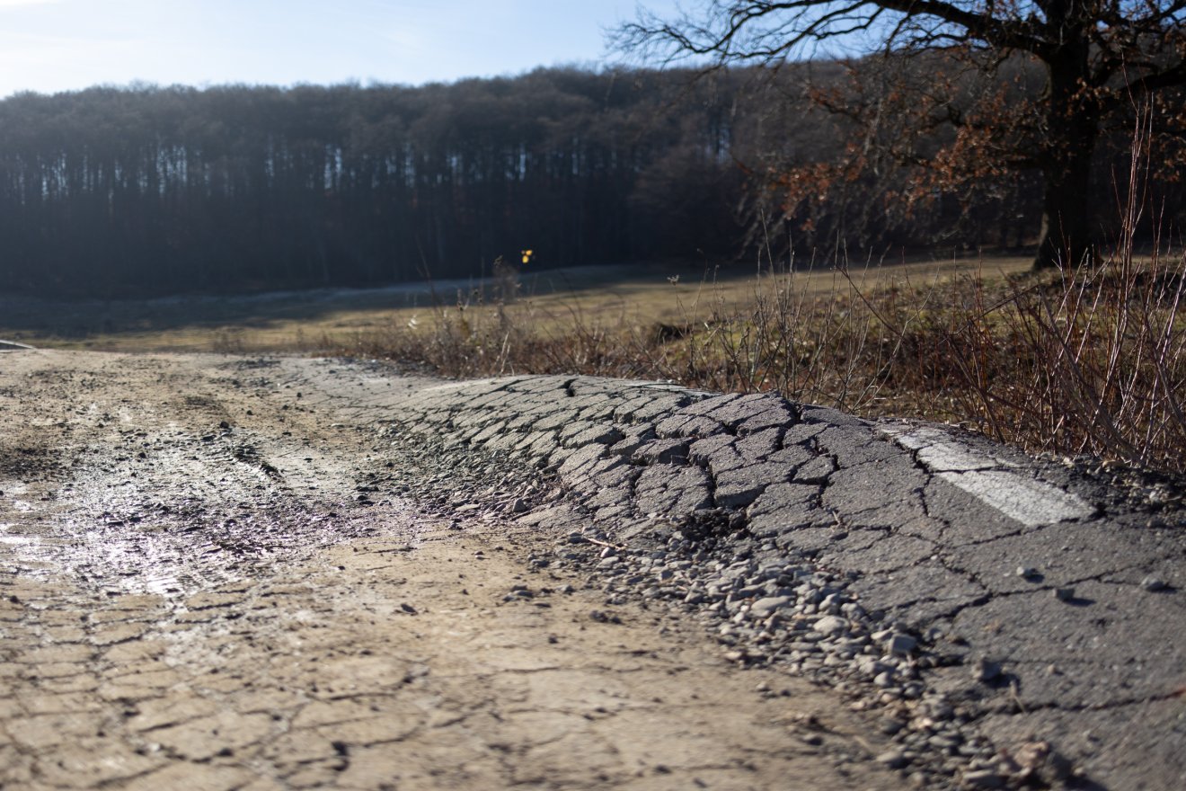 Mélyülő útsüllyedések Kobátfalva és Firtosmartonos között