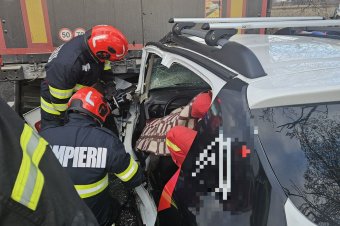 Nyergesvontató és személygépjármű ütközött Gernyeszegen