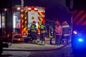 Tűz pusztít egy székelyudvarhelyi autóműhelyben