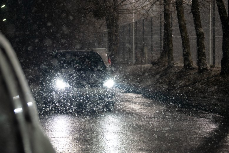 Néhol a közlekedést is megbénította délen a havazás, a hóréteg az 50 centit is eléri