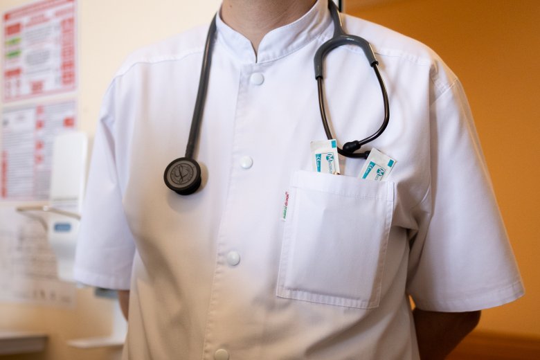 Kirúgják azokat az állami szektorban dolgozó orvosokat, akik munkaidejük alatt magánpraxisban is dolgoznak