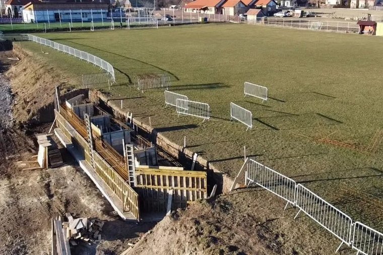 Lelátókkal bővül a szentegyházi futballpálya