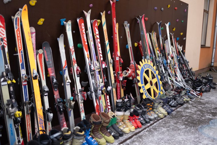 Egyszerűbb lesz a téli sportok elsajátítása a kápolnásfalusi diákoknak