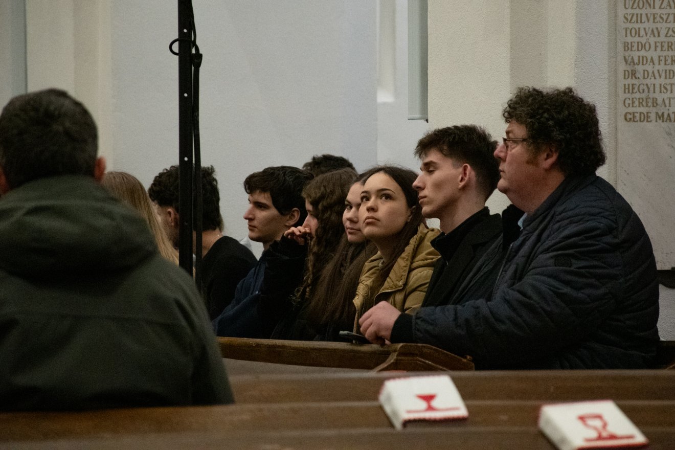 A marosvásárhelyi kollégisták és Benkő Mihály iskolalelkész is jelen volt &bullet;  Fotó: László Ildikó