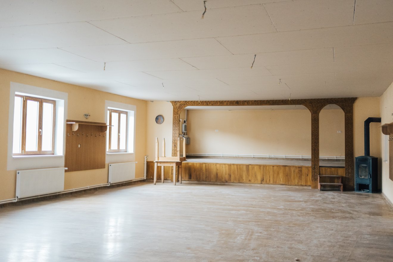 A projekt nem tartalmazta minden fal újrafestését