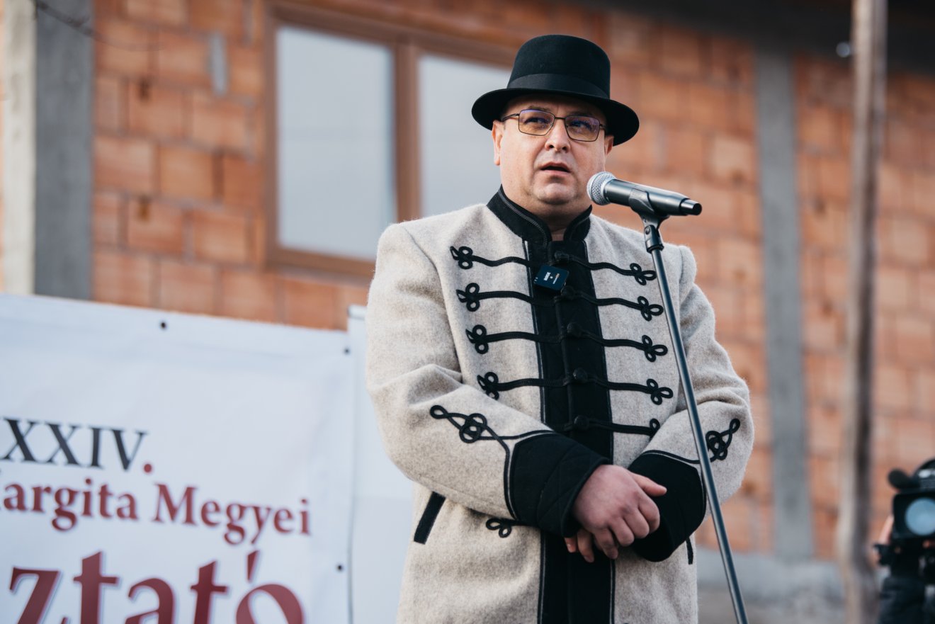Nyágrus László, Parajd polgármestere: Alsófalva nem csak őrzi, hanem meg is éli a néphagyományt &bullet;  Fotó: Olti Angyalka