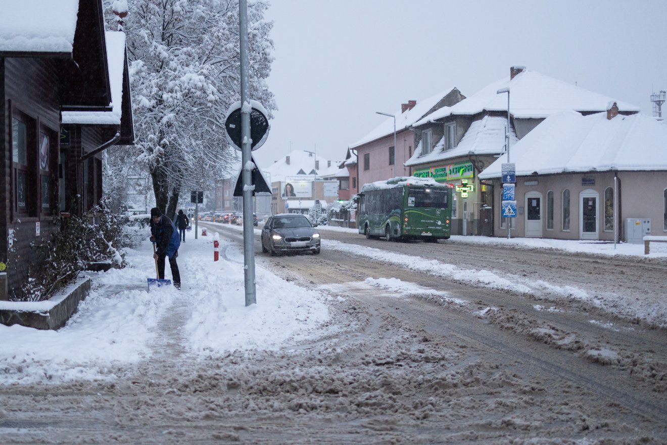 Székelyudvarhelyen is nehézkes volt a közlekedés a reggeli órákban &bullet;  Fotó: Olti Angyalka