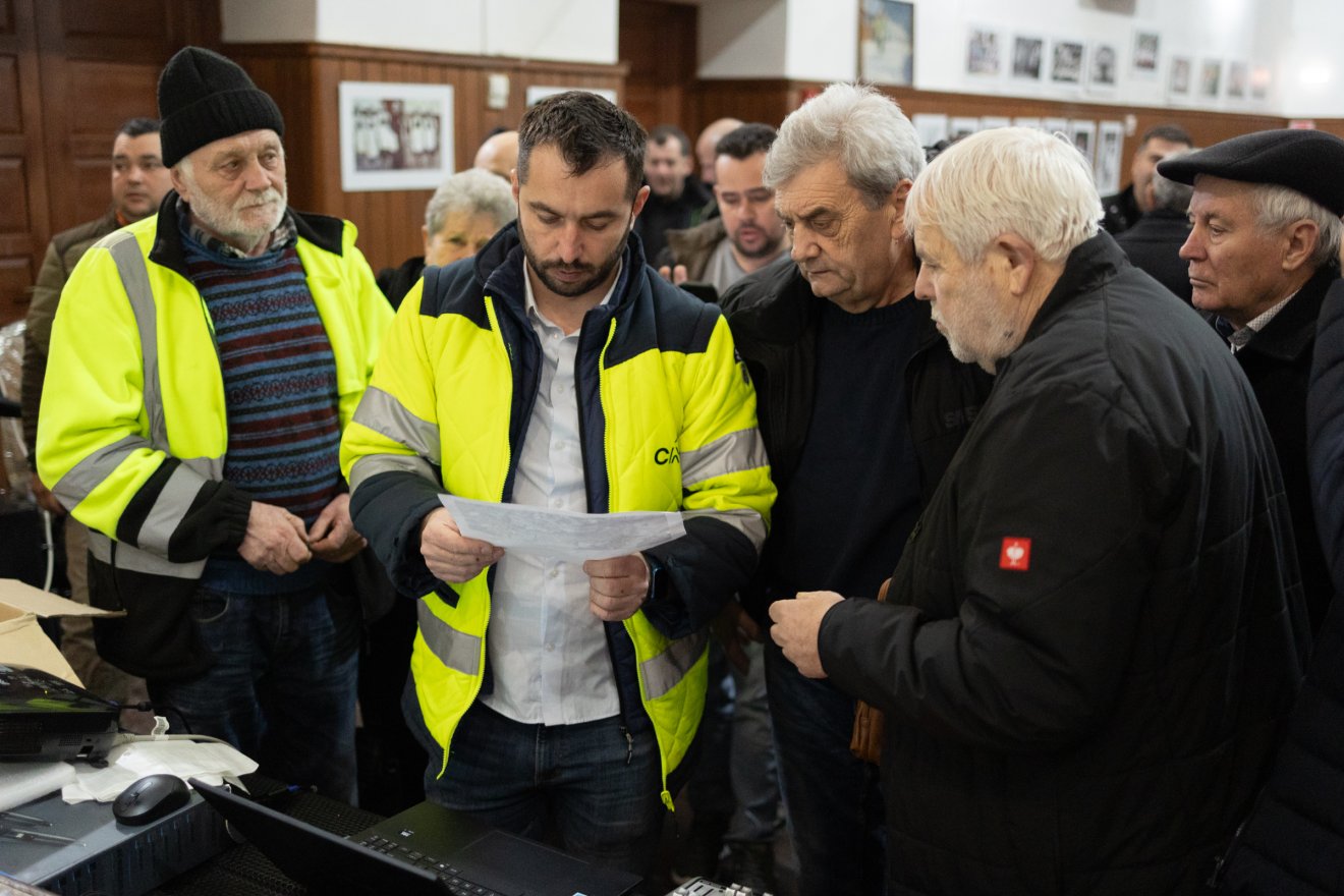 A CNIR szakemberei tartottak tájékoztatót az épülő autópályával kapcsolatban Parajdon &bullet;  Fotó: Olti Angyalka