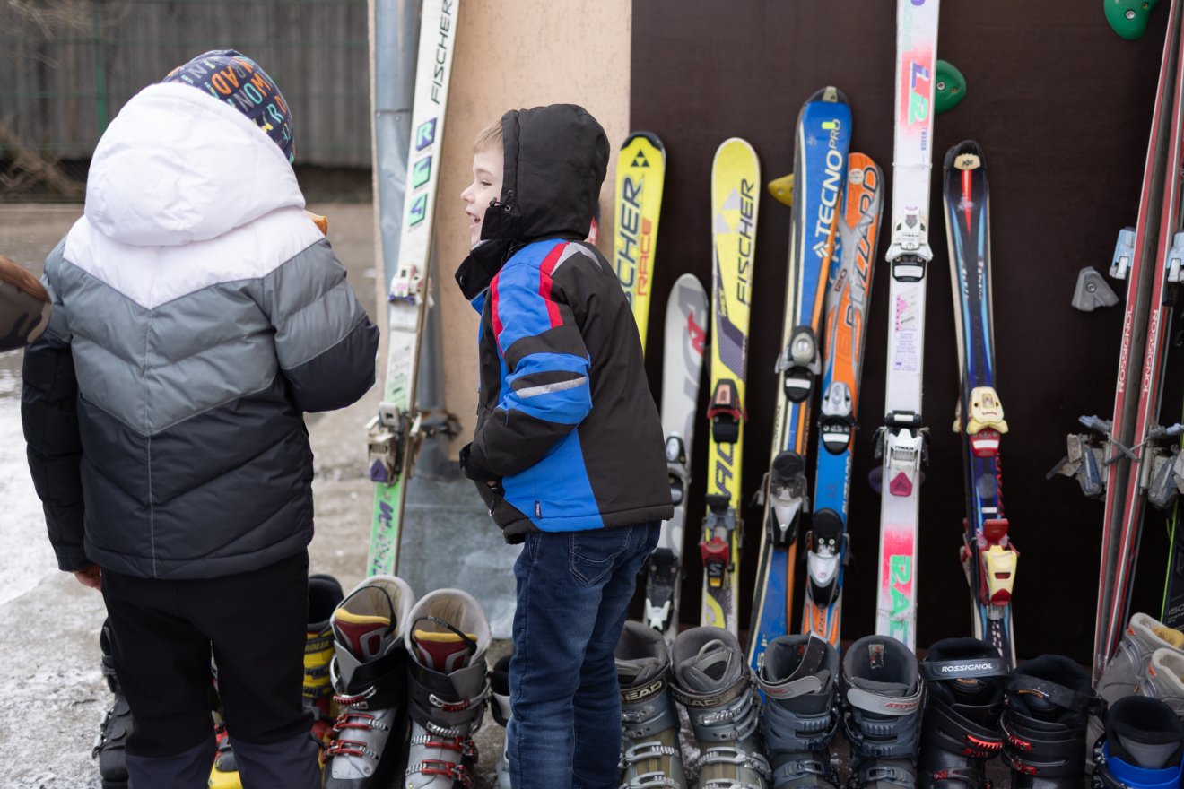 Örültek a gyerekek a sífelszereléseknek