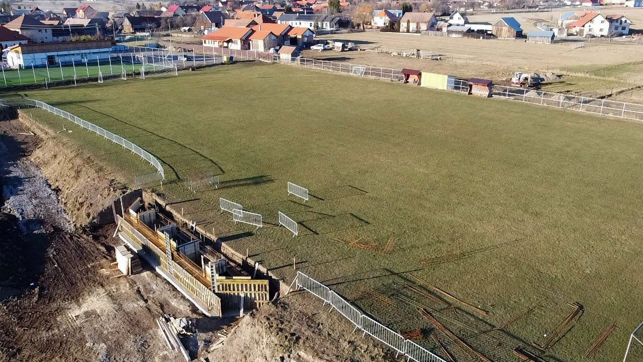 Tavasszal folytatódik a lelátóépítés a futballpálya déli részén