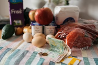 Ha a képviselőház jóváhagyja, év végéig maradhat az ársapka az alapélelmiszereken