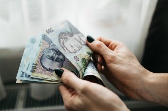 A jövedelmek növekedését és az ukrajnai háború befejezését várják a romániaiak ettől az évtől