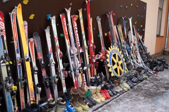 Egyszerűbb lesz a téli sportok elsajátítása a kápolnásfalusi diákoknak