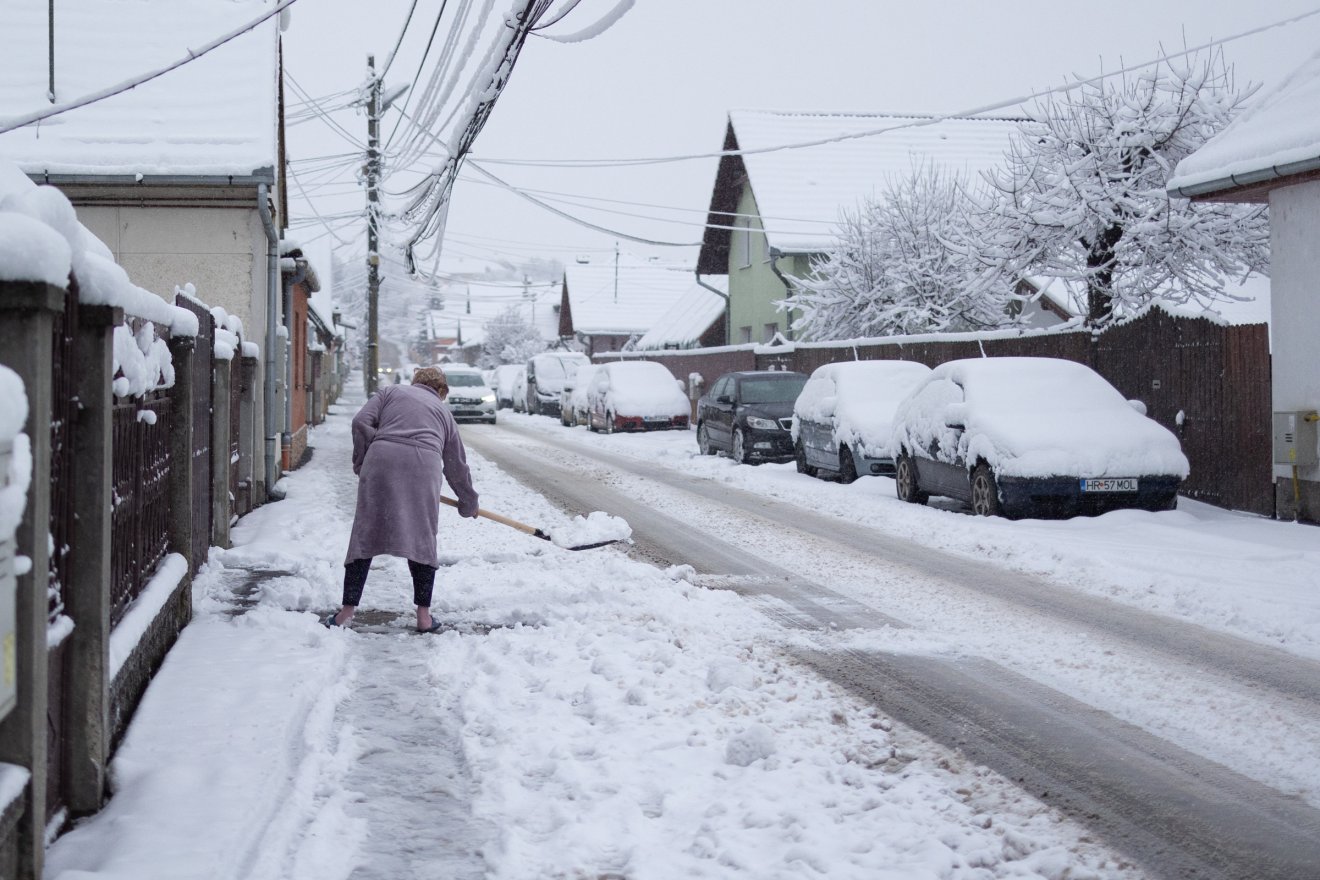 Nehezen indult a reggel a havazás miatt a székelyföldi városokban