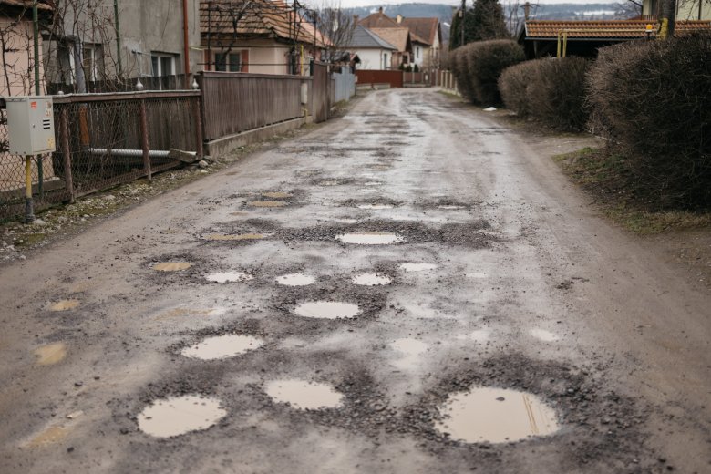 Hóolvadás után gödörleltár: nehéz helyzetben a székelyudvarhelyi utak – videóval