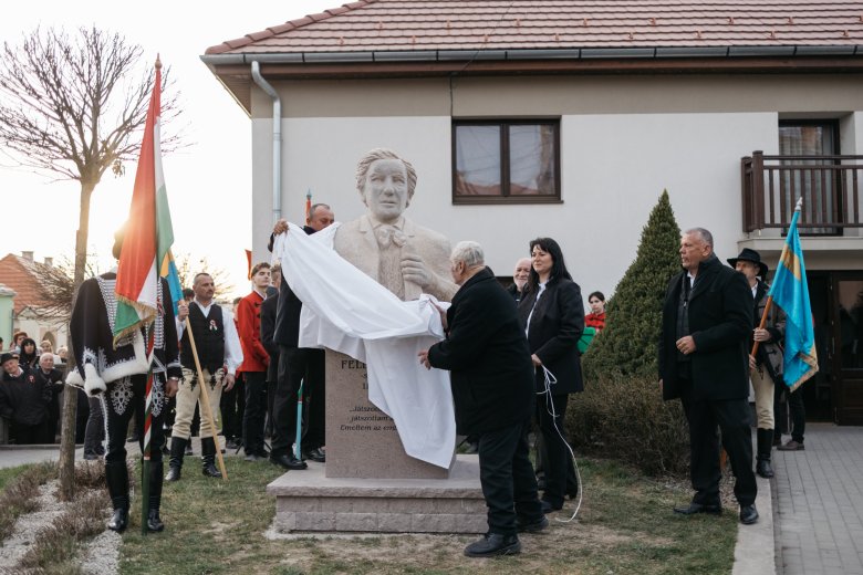 Feleki Miklós színművész, honvéd szobrát leplezték le Nagygalambfalván