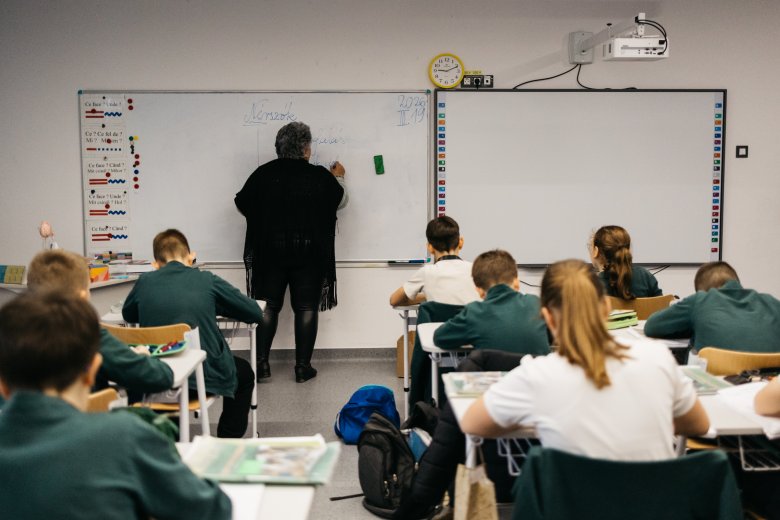 Nagyobb önállóságot adna az iskoláknak és csökkentené a tanárok bürokratikus terheit az oktatási miniszter