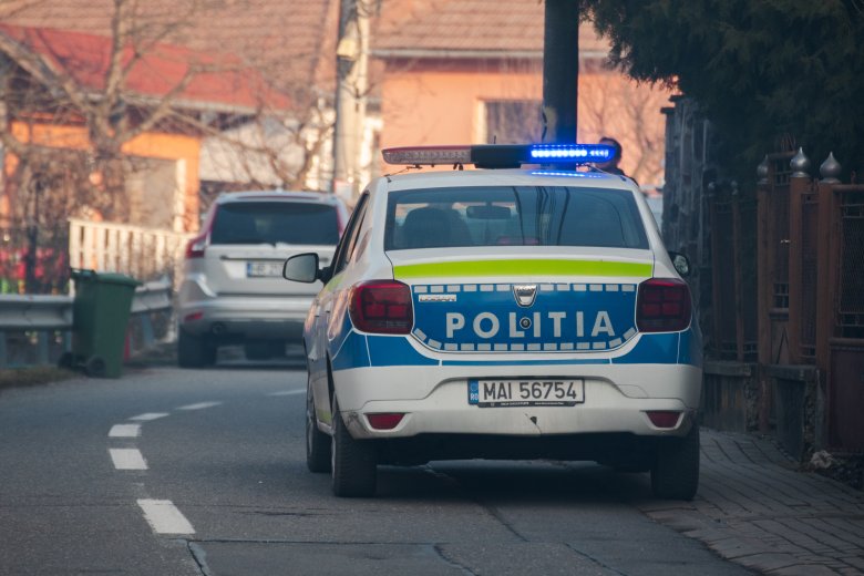 Baltával tört-zúzott, majd a kiérkező rendőrautót is megrongálta – videóval