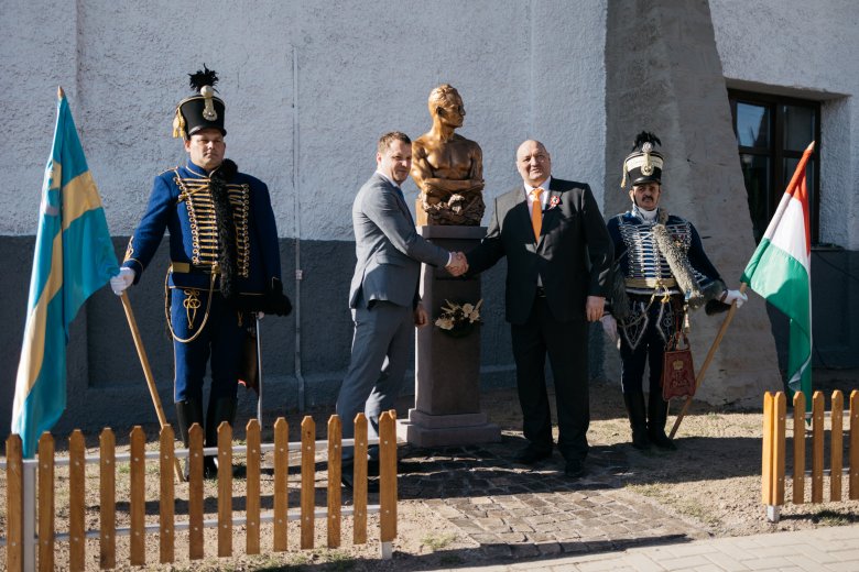 Száz év után került köztérre Szentegyházán Ambrus Pál birkózóbajnok szobra