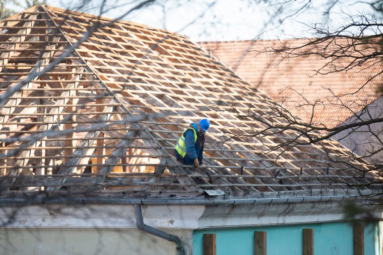 Bontják a Tamási Áron Gimnázium bentlakásának leomlott épületrészét