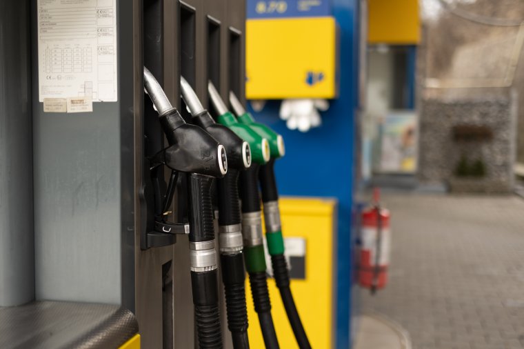 Közel-keleti hatás a romániai töltőállomásokon: jelentősen megugrott a benzin és a gázolaj ára