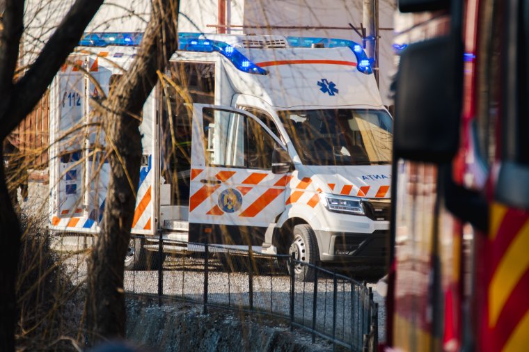Fűnyírás közben került életveszélyes helyzetbe