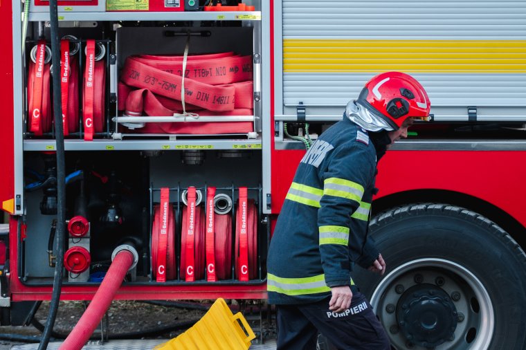 Tűz pusztít a jeddi erdő közelében, a lángok egy ház kerítésére is átterjedtek
