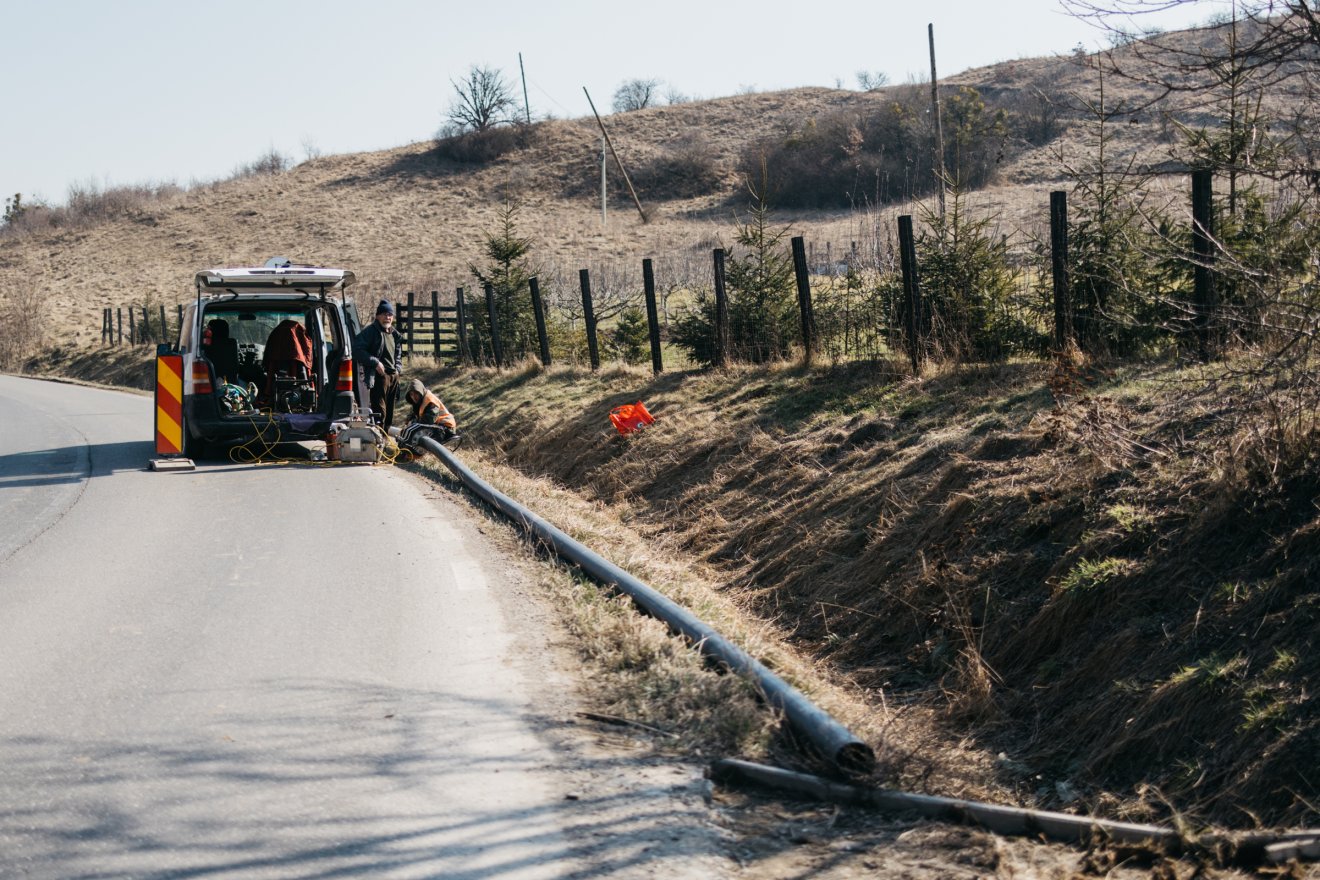 A megyei út mentén vezetik el a csöveket