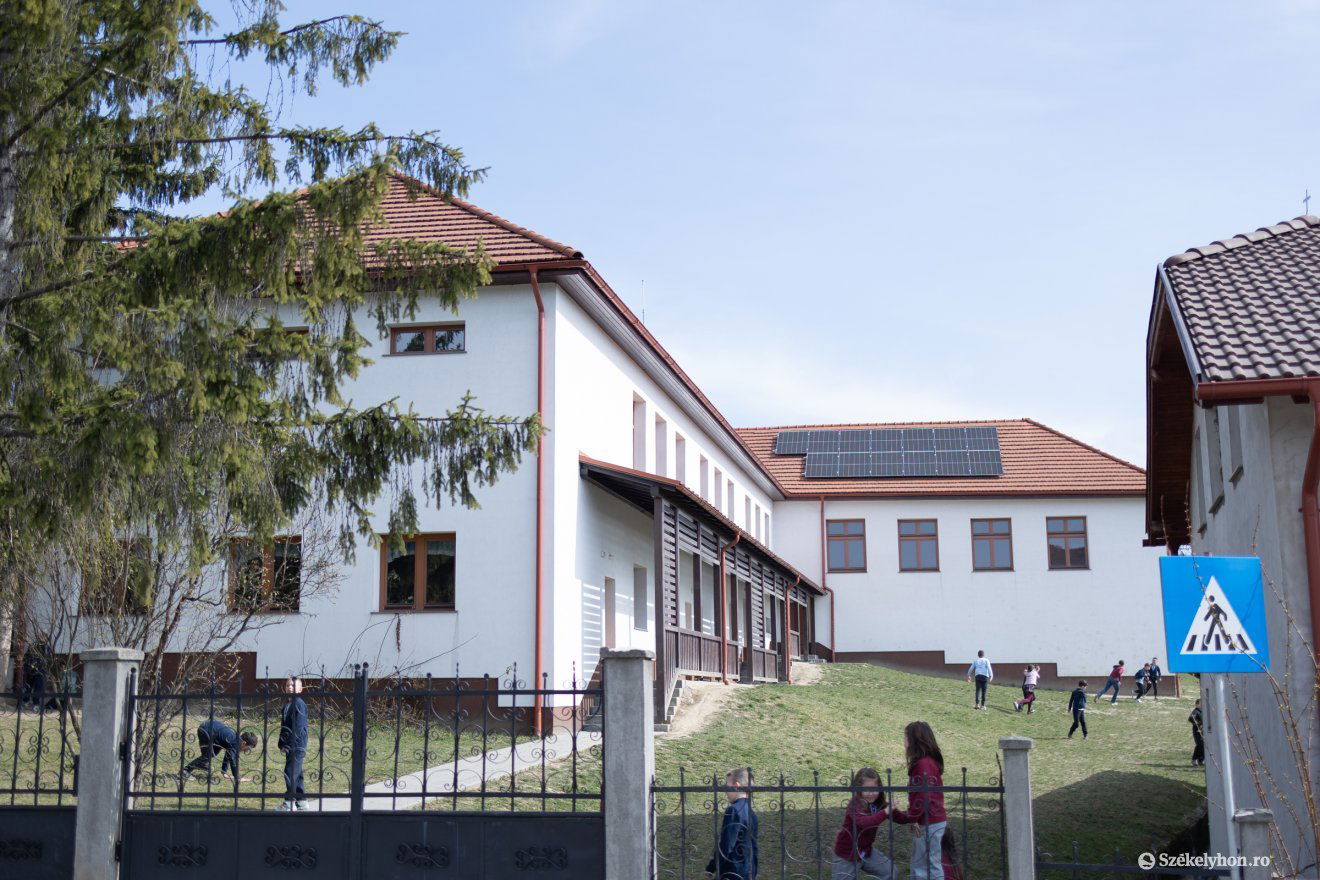 A farkaslaki iskolára már felszerelték a napelemeket
