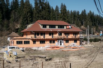 Nyárra be kell fejezni a homoródfürdői Hatos villa felújítását