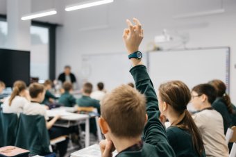 Anyagi támogatás pedagógusoknak: mutatjuk, milyen összegű és mire fordítható a szakmai utalvány