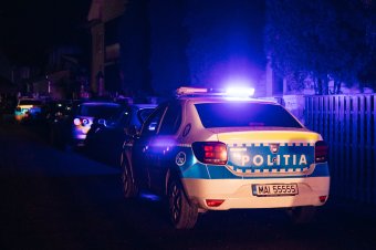 Lopott autóval, ittasan menekült a rendőrök elől egy kiskorú – baleset lett a vége