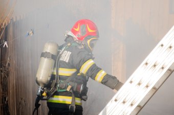 Füsttel telt meg egy tanműhely Marosvásárhelyen, a tűzoltók gyorsan beavatkoztak