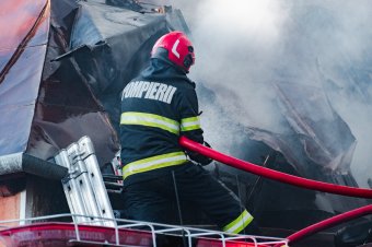 Öt tűzoltóautóval oltották a lángokat Gyergyóvárhegyen