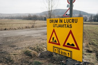 Elbontott hidak és felmart aszfaltréteg – újrakezdték a munkát Udvarhelyszéken