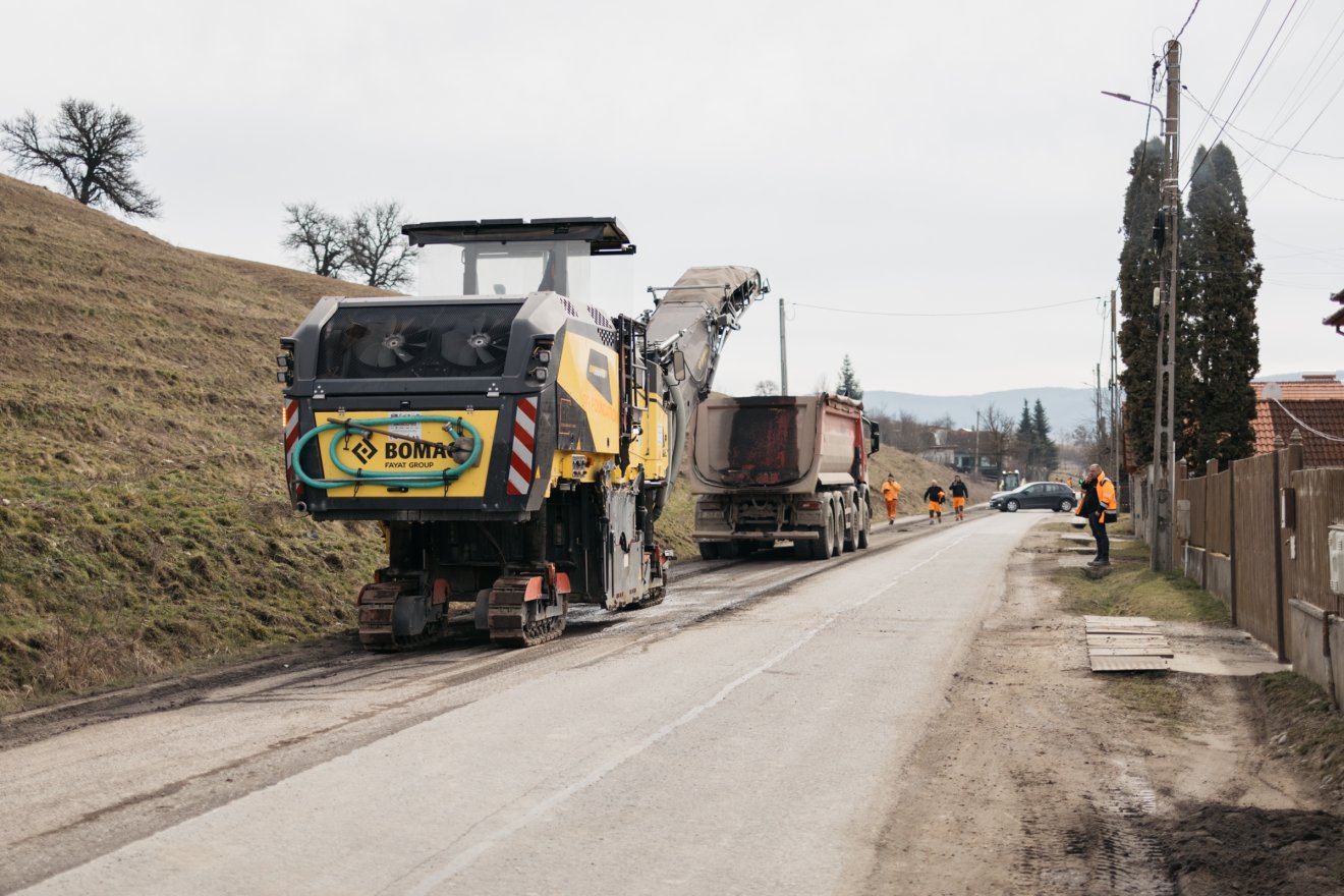 Elbontott hidak és felmart aszfaltréteg – újrakezdték a munkát Udvarhelyszéken
