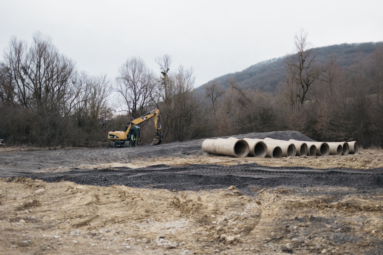 Elbontott hidak és felmart aszfaltréteg – újrakezdték a munkát Udvarhelyszéken