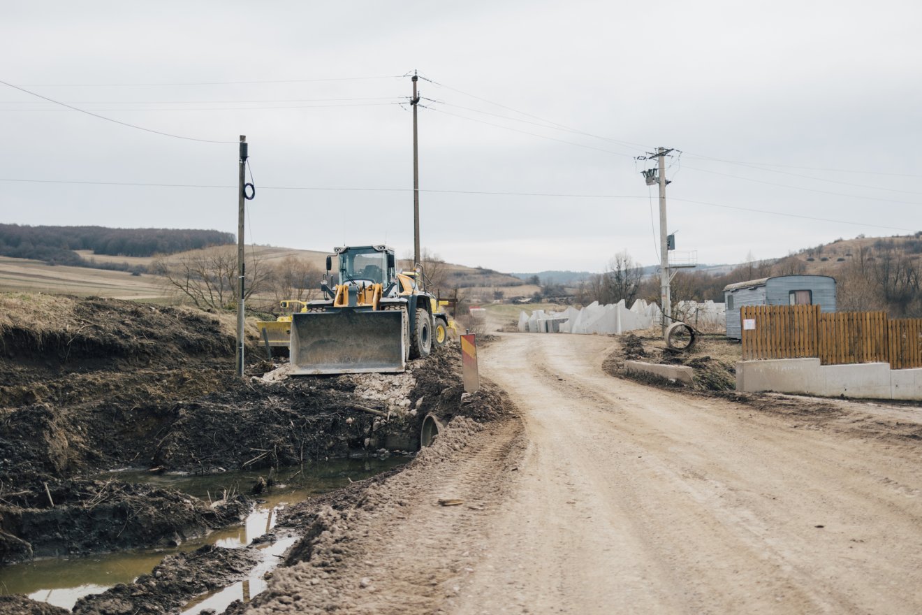 Elbontott hidak és felmart aszfaltréteg – újrakezdték a munkát Udvarhelyszéken