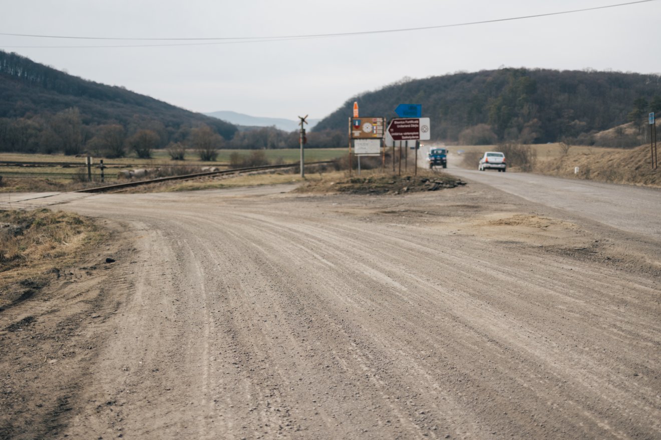 Elbontott hidak és felmart aszfaltréteg – újrakezdték a munkát Udvarhelyszéken