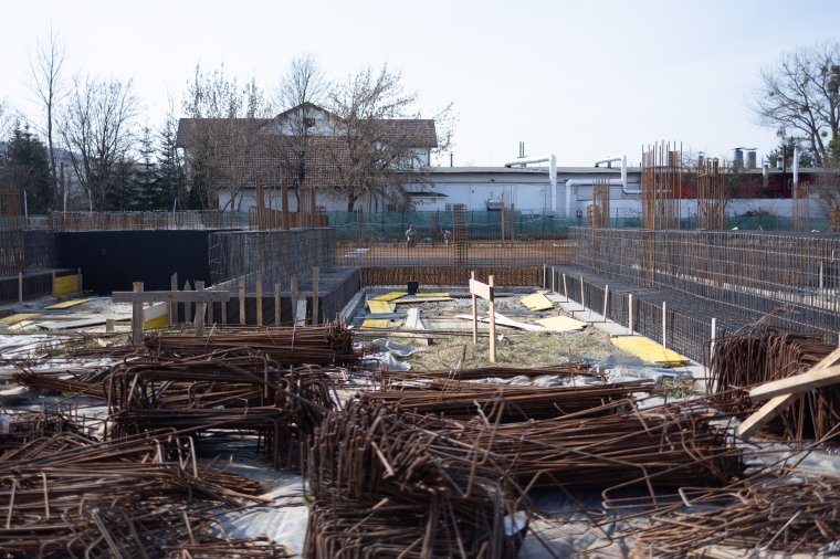 Leálltak, de ismét dolgoznak: folytatódik a székelykeresztúri tanuszoda építése